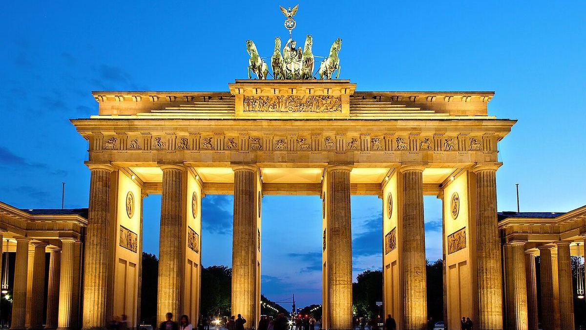 Sicherheit in Berlin – Brandenburger Tor bei Nacht