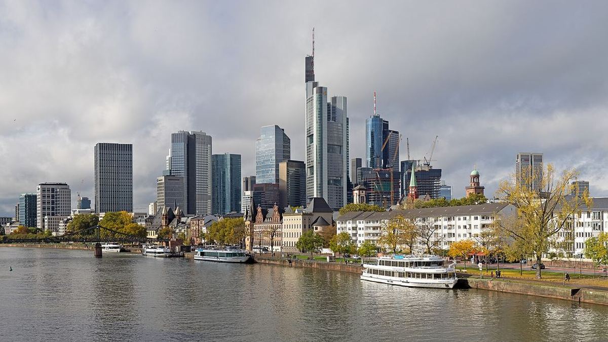 Sicherheit in Frankfurt – Skyline, Main und Hochhäuser am Tag