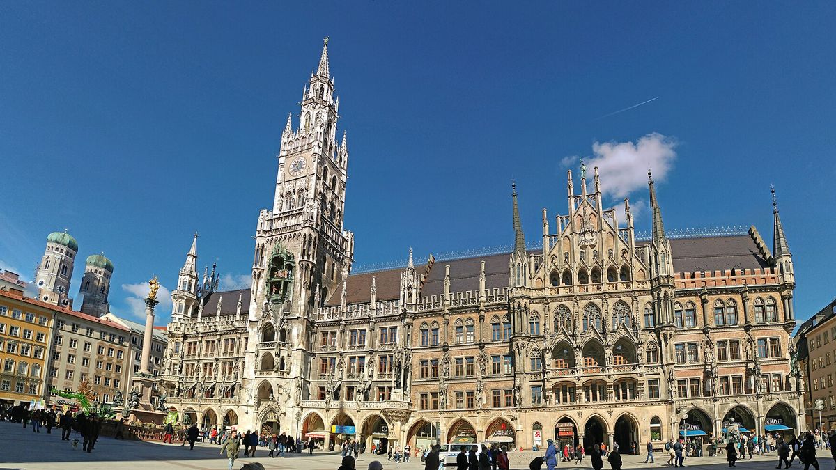 Sicherheit in München – Marienplatz mit Neuem Rathaus und Frauenkirche
